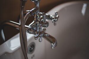 洗面台の蛇口からポタポタ水漏れが止まらない…水道代が倍になって気づいた話【ヒカリモード】