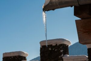 屋外の水道管が破裂して噴水状態に！被害を最小限にする緊急手順【ヒカリモード】