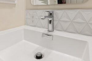 お風呂の排水口から急に水が逆流！週末に気づいて焦った体験談【ヒカリモード】