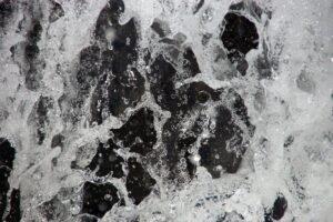 洗濯機の排水ホースが外れて洗面所が水浸しに…気づいたときには手遅れだった【ヒカリモード】