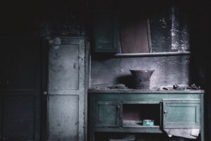 洗面台の下からじわじわ水漏れ…カビが生えてから気づいた恐怖体験【ヒカリモード】