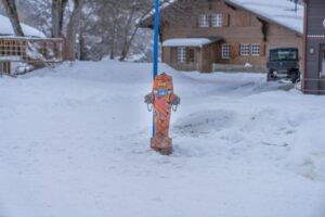 屋外の散水栓が凍結して破裂！冬の朝に庭が水浸しになった話【ヒカリモード】