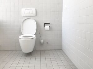トイレの便器にひびが入って水がにじみ出している！放置できない理由と今すぐ取るべき対応手順【ヒカリモード】