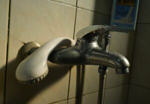 お風呂の追い焚き配管の継ぎ目から水漏れ！浴室内の配管接合部が濡れているときの応急処置と業者対応【ヒカリモード】【ヒカリモード】