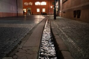屋外の雨水桝ではなく汚水桝が詰まって悪臭と汚水があふれ出した！庭への汚水流出を今すぐ止める手順と緊急業者の呼び方【ヒカリモード】