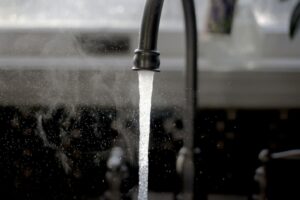 キッチンの蛇口から水が止まらなくなった夜、業者を呼ぶ前に自分で直せた話【ヒカリモード】